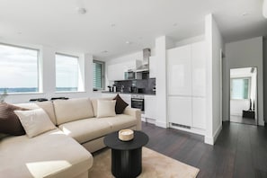 Living room - Bright 2BD 2bath Sleeps 6 London View (London)