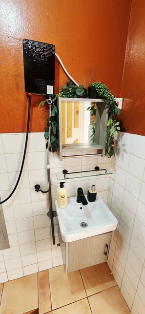 Bathroom - Quiet 1-BR Private Stay Peaceful Atmosphere (Accra)