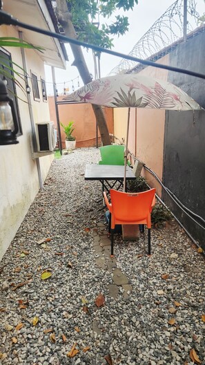Outdoor dining - Quiet 1-BR Private Stay Peaceful Atmosphere (Accra)