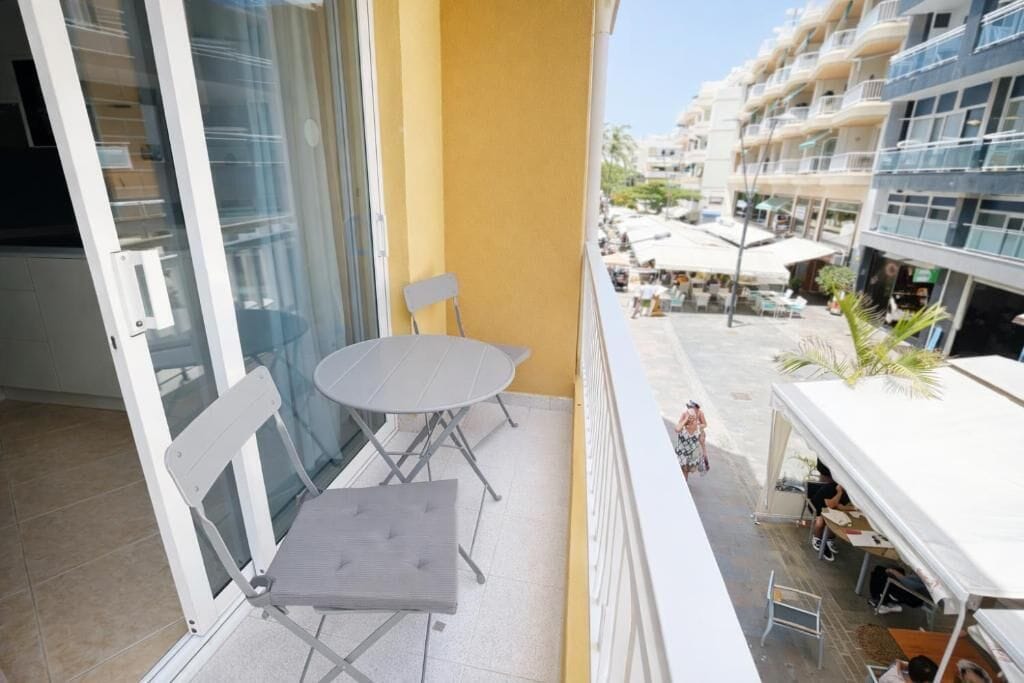 Apartment, Balcony, City View | Outdoor dining