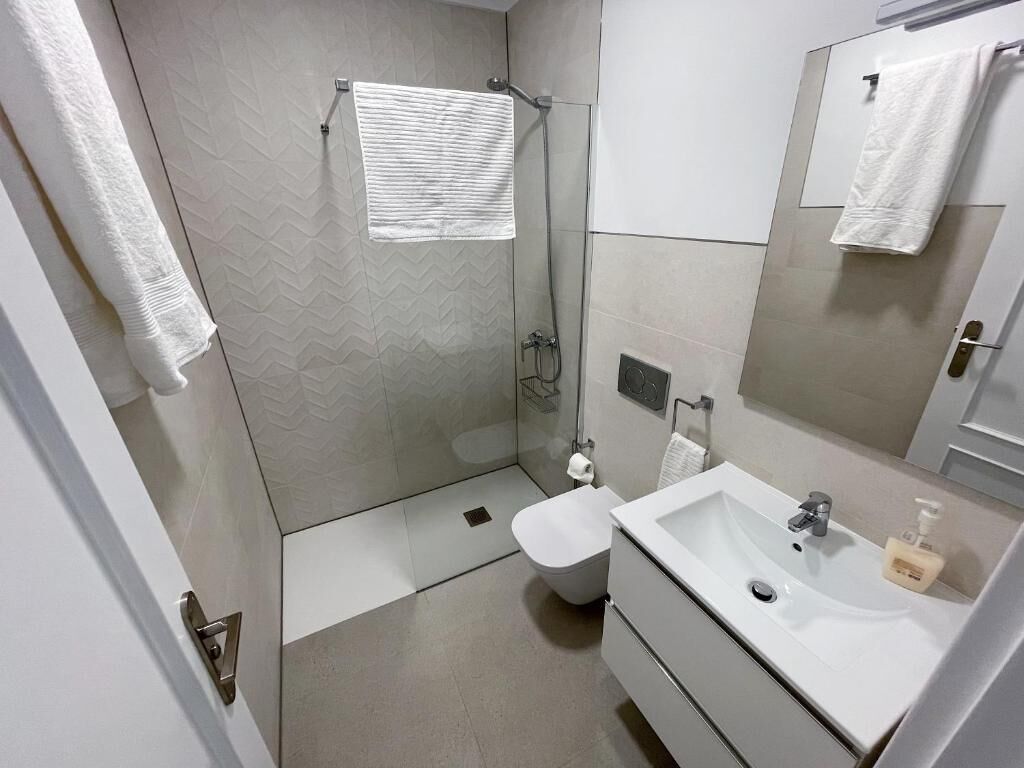 Departamento superior, balcón, vista al mar | Baño