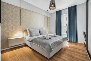 Escritorio, tabla de planchar con plancha, wifi y ropa de cama 