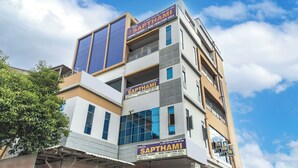 Un hotel de varios pisos con un letrero que dice 'Hotel Sapthami Luxury Rooms & Mini Function Hall'.