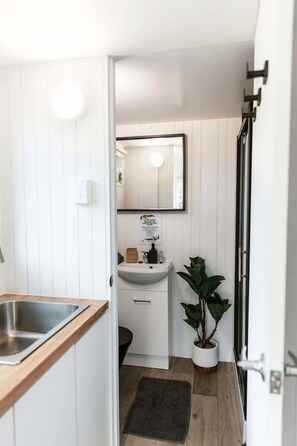 Bathroom - Charming Tiny House Rental for Glamping in Queensland (Palmwoods)