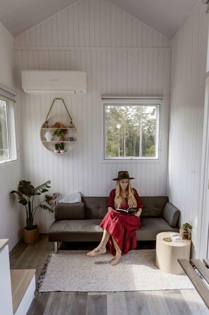 Living area - Charming Tiny House Rental for Glamping in Queensland (Palmwoods)