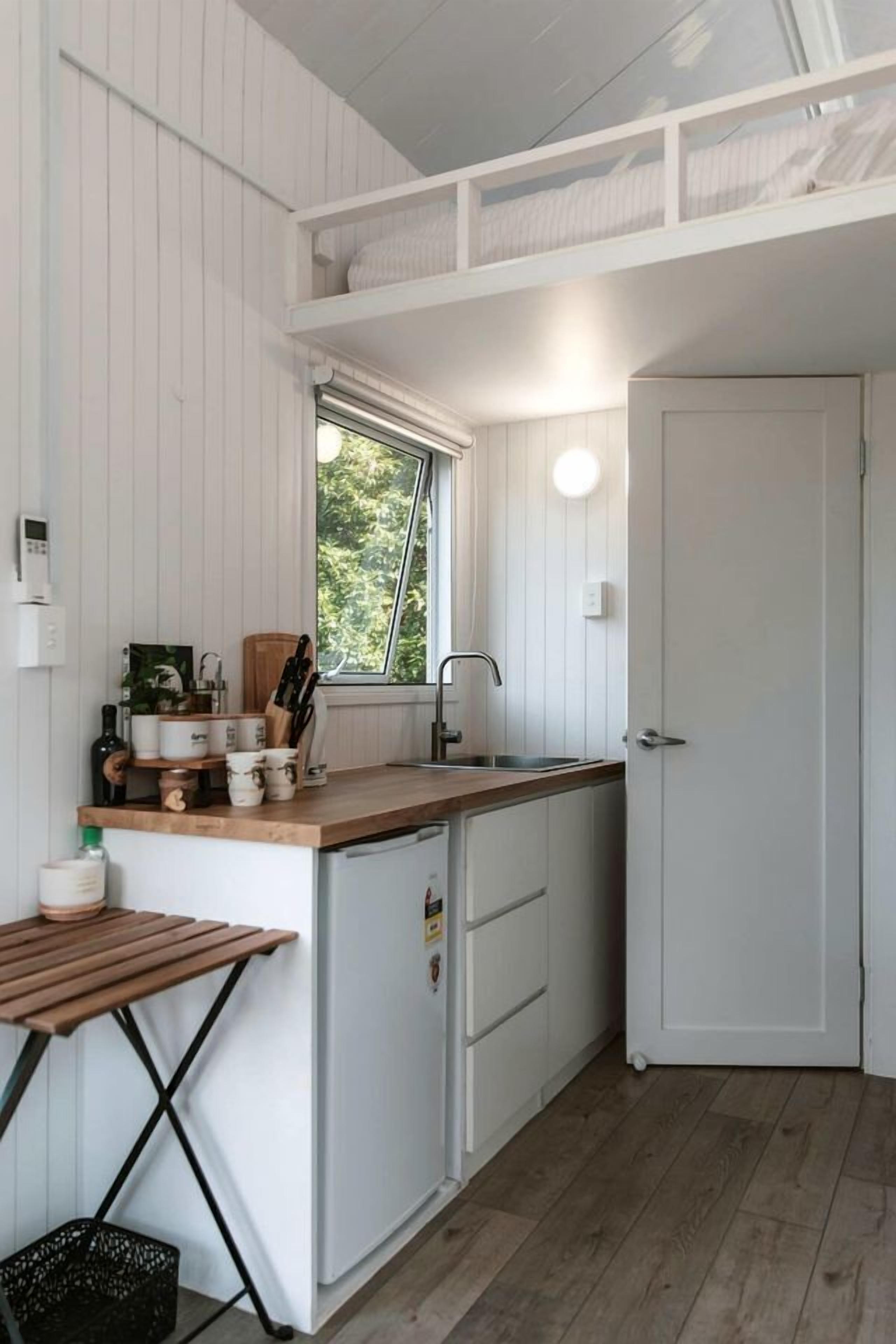 Coffee/tea maker, fridge, microwave, stovetop