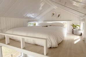 Room - Charming Tiny House Rental for Glamping in Queensland (Palmwoods)