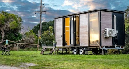 Cozy Tiny House Accommodation for Glamping in Victoria