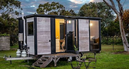Cozy Tiny House Accommodation for Glamping in Victoria