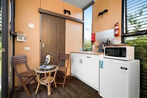 Wasserkocher mit Kaffee-/Teezubehör, Kühlschrank, Mikrowelle, Herdplatte