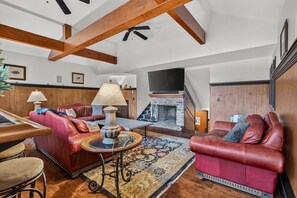 Living area - Peak and Pond Mountain View Retreat hot tub theater sauna. (Killington)