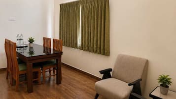Family Twin Room, Balcony, Valley View | Dining