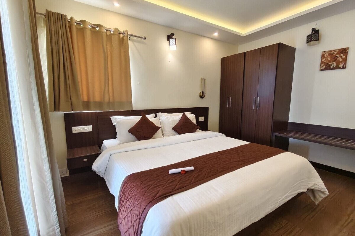 In-room safe, WiFi (free)