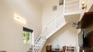 Chambre familiale avec lits jumeaux, patio, vue sur la vallée | Aire de séjour | Téléviseur ACL de 32 po avec télévision par satellite