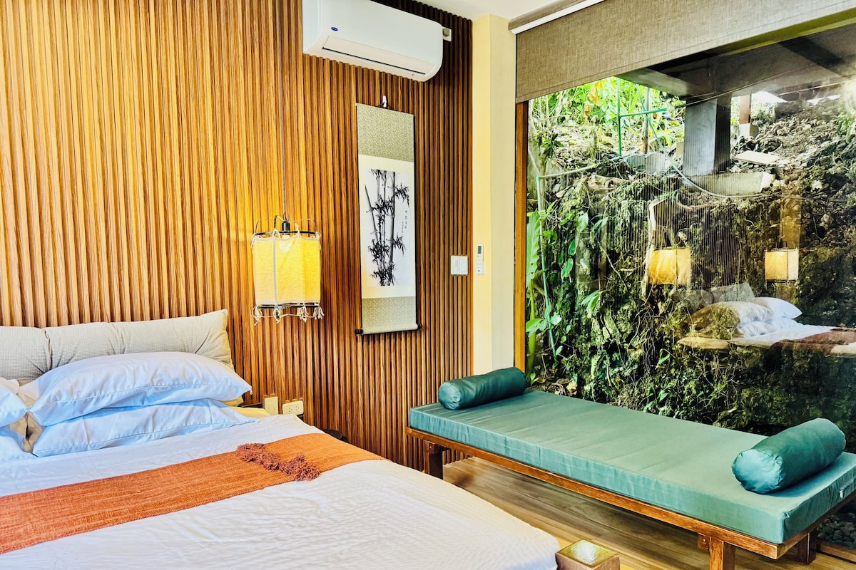Minibar, in-room safe, blackout curtains, free WiFi
