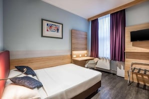 Phòng đôi hoặc 2 giường đơn tiện nghi đơn giản, quang cảnh thành phố