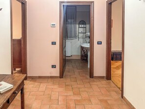 Room | Bathroom - Camera Dalia - Agriturismo Garzolè (Emilia-Romagna)