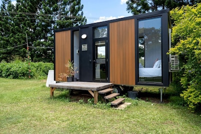 Amazing Tiny House with Fire Pit in Greens Creek, Queensland