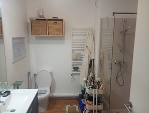 Bathroom - Vrbo Property (La Courneuve)