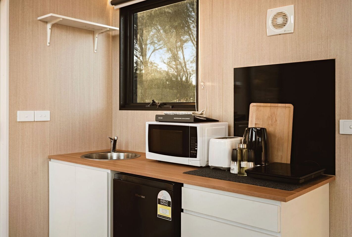 Micro-ondes, plaque de cuisson, tables  à manger