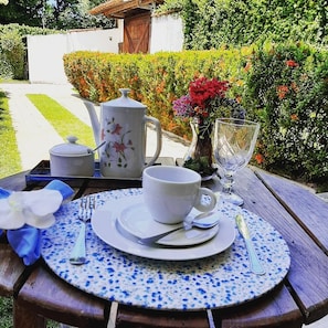 Outdoor dining - Pousada Canto de Guarajuba (Monte Gordo)