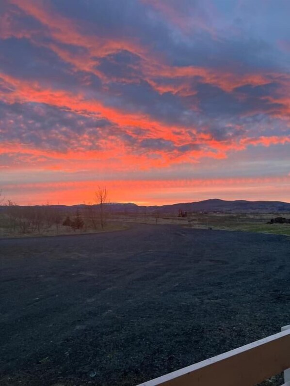 A flat landscape with a clear horizon and a sunset sky. - Ferjukot Apartments (Sveitarfélagið Ölfus)
