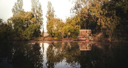 Picturesque Lakefront Tiny House for Tranquil Glamping in Victoria