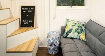 Picturesque Lakefront Tiny House for Tranquil Glamping in Victoria