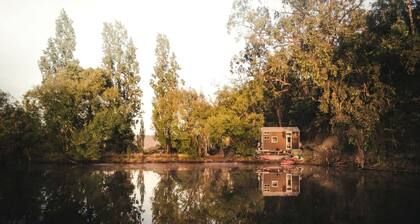 Picturesque Lakefront Tiny House for Tranquil Glamping in Victoria
