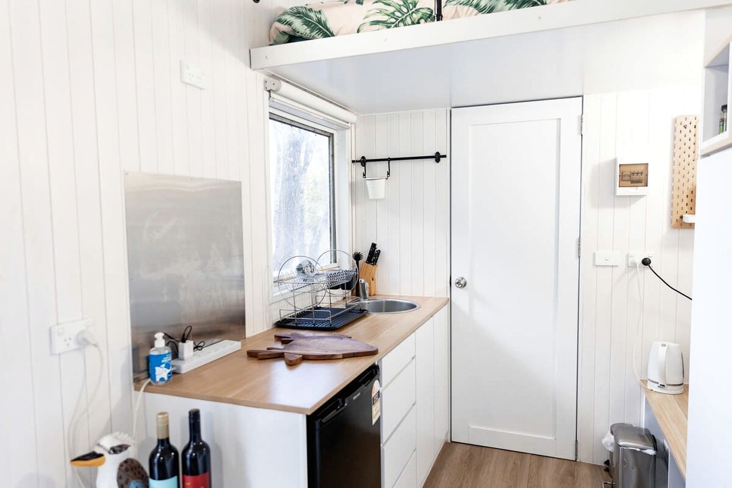 Coffee/tea maker, fridge, microwave, stovetop