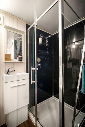 Bathroom - Picturesque Lakefront Tiny House for Tranquil Glamping in Victoria (Flowerdale)