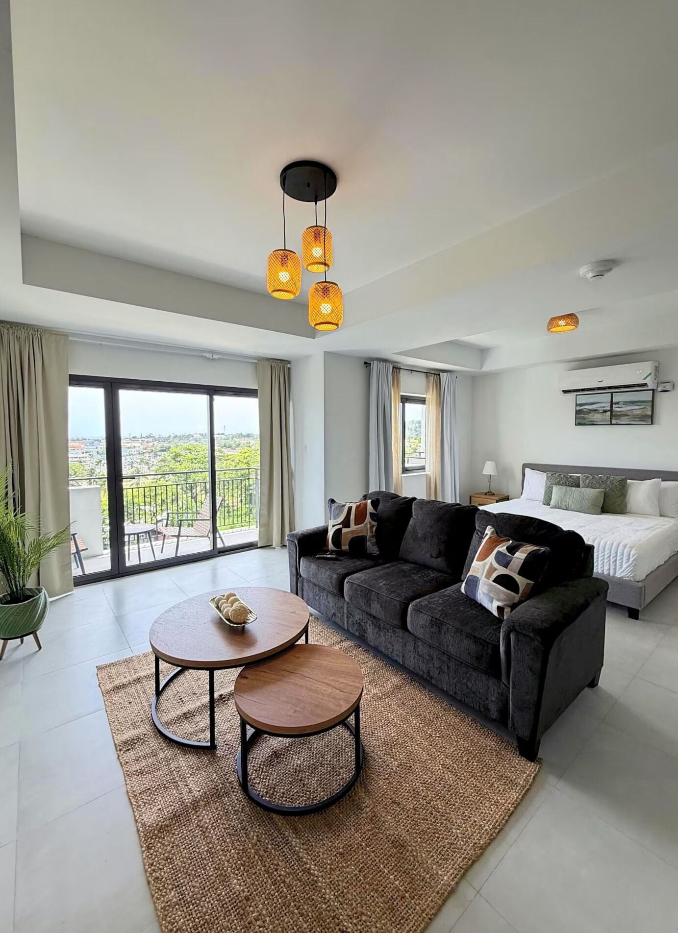 Departamento, balcón, vista al océano | Área de sala de estar