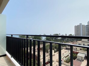 2 bedrooms, high-speed internet - w Airy 2BR w Balcony in Prime Miraflores (Lima)