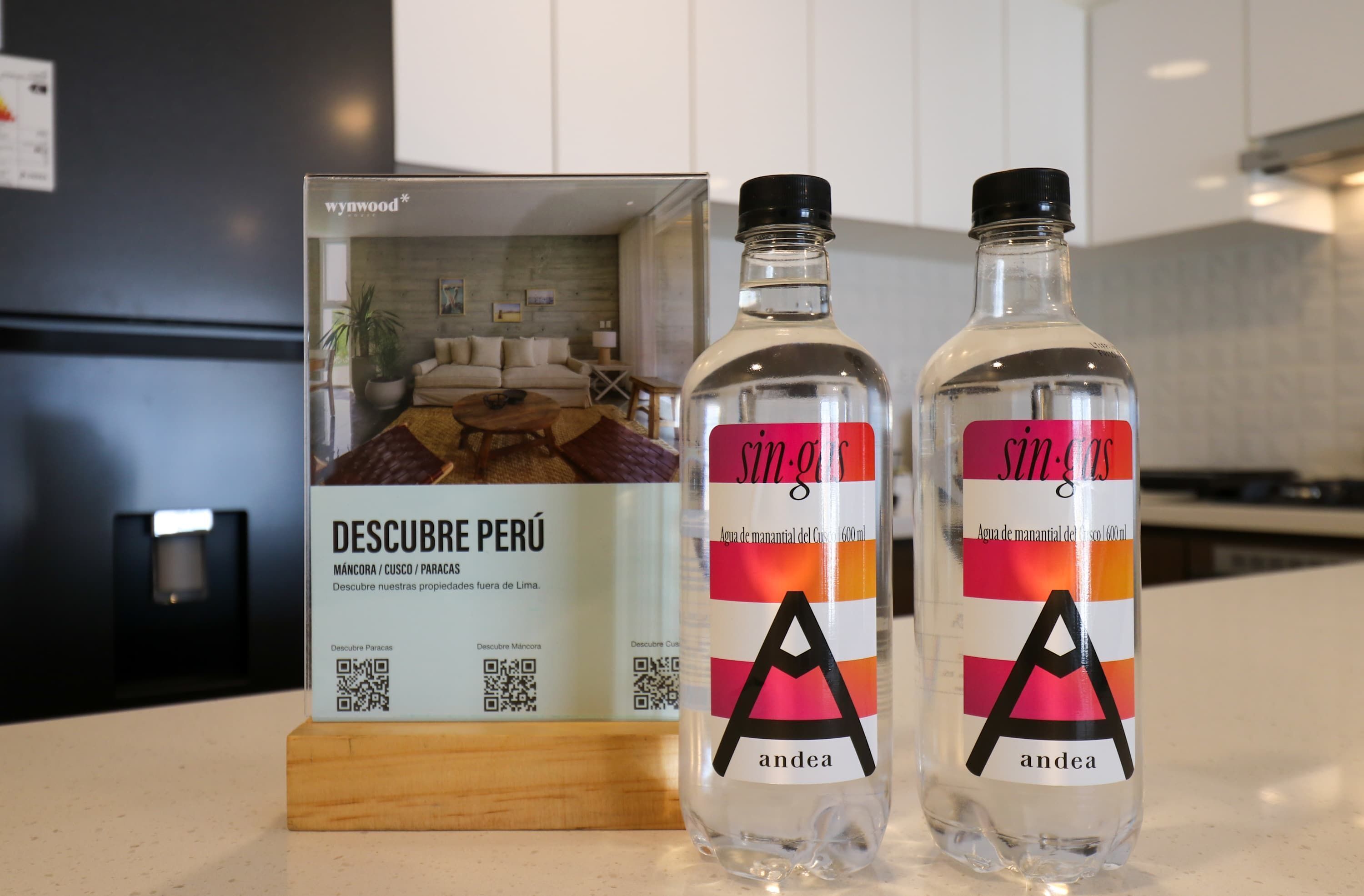 Deux bouteilles d’eau « Sina » et une brochure intitulée « Descubre Perú » sont posées sur le comptoir de la cuisine.