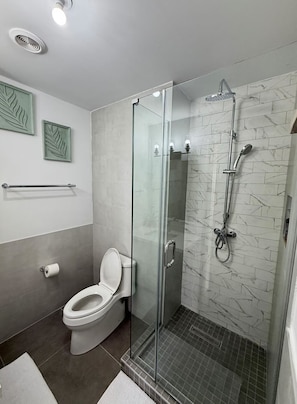 Apartamento, vistas al mar | Baño