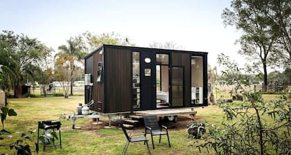 Fantastic Tiny House with Nice Sights in Glen Caim, Queensland
