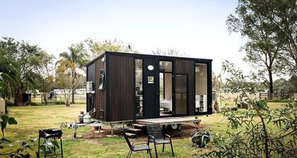 Fantastic Tiny House with Nice Sights in Glen Caim, Queensland