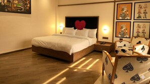 Habitación de lujo | Tabla de planchar con plancha y ropa de cama