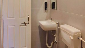 Habitación Deluxe, vista al parque | Baño | Tina y regadera independientes y amenidades de baño gratuitas