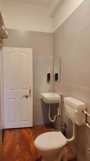 Quarto luxo, vista para o parque | Banheiro | Banheira e chuveiro separados, produtos de toalete grátis