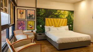 Habitación de lujo | Tabla de planchar con plancha y ropa de cama