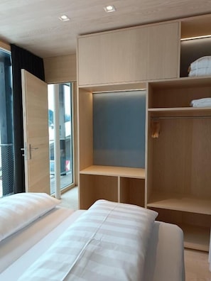 Espacio para trabajar con laptop y wifi gratis 