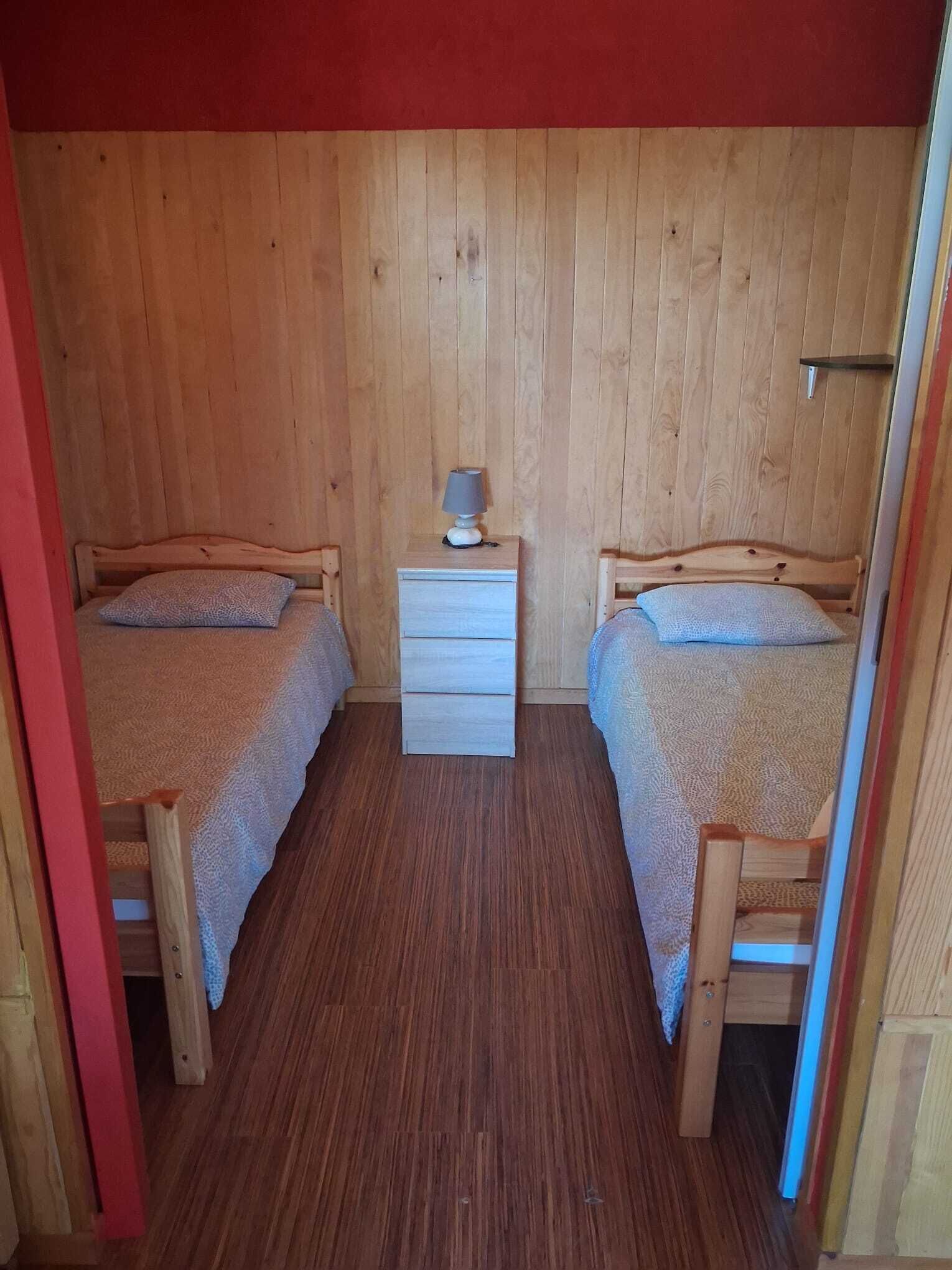 Iron/ironing board, bed sheets
