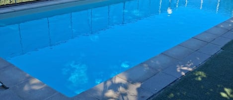 Une piscine avec vue sur les montagnes en arrière-plan.