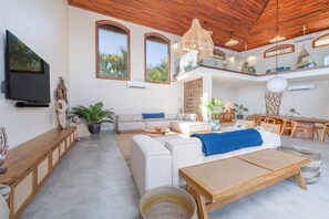 Living area - Casa Montaña | Resort-like Oceanview Home (Playa Hermosa)