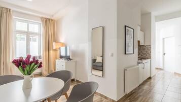 Deluxe Apartment | Dining