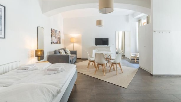 Tabla de planchar con plancha, wifi gratis y ropa de cama 