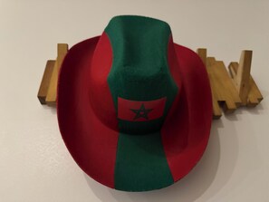 A hat with a red and green design and a star emblem. - Villa with Pool, Jacuzzi, Sauna, and Hammam in Marrakech (Marrakech)