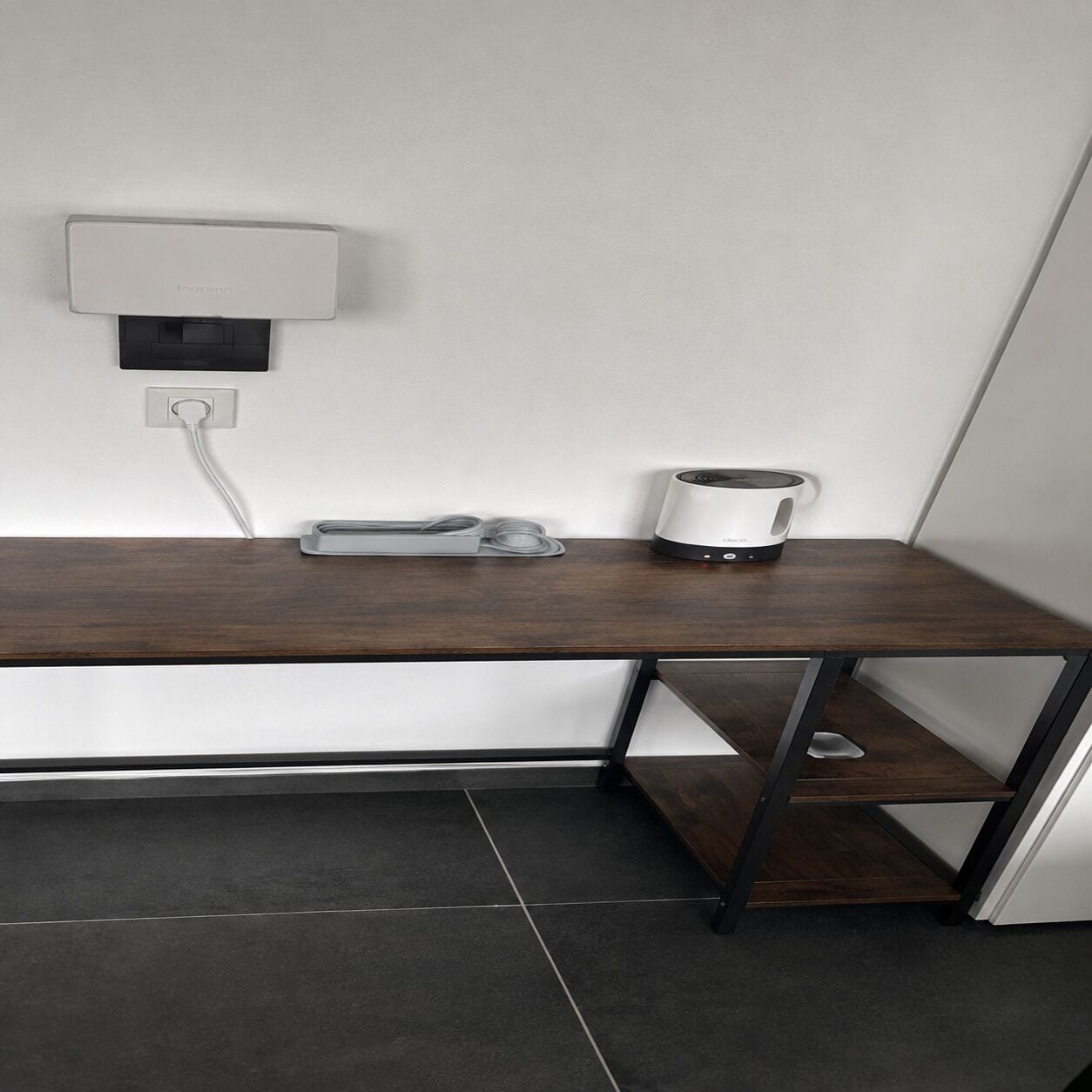 Eine moderne Küche mit integrierter Kaffeemaschine und Ladestation.