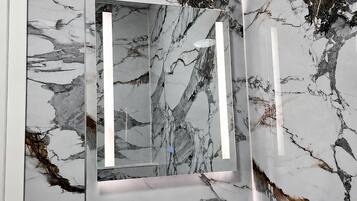 Quarto casal básico, vista para a cidade | Banheiro